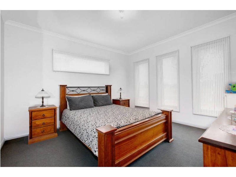 5 Thorngrove Avenue, Craigieburn VIC 3064