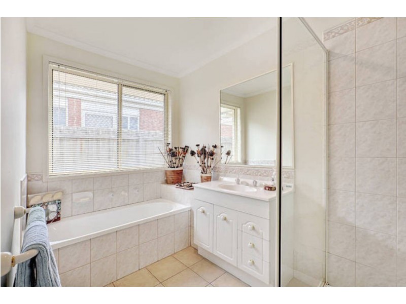 5 Parer Way, Roxburgh Park VIC 3064