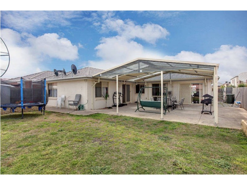 5 Parer Way, Roxburgh Park VIC 3064