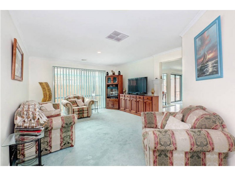 17 Kingsford Way, Roxburgh Park VIC 3064