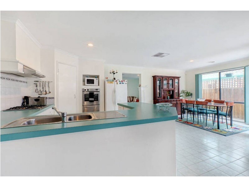 17 Kingsford Way, Roxburgh Park VIC 3064