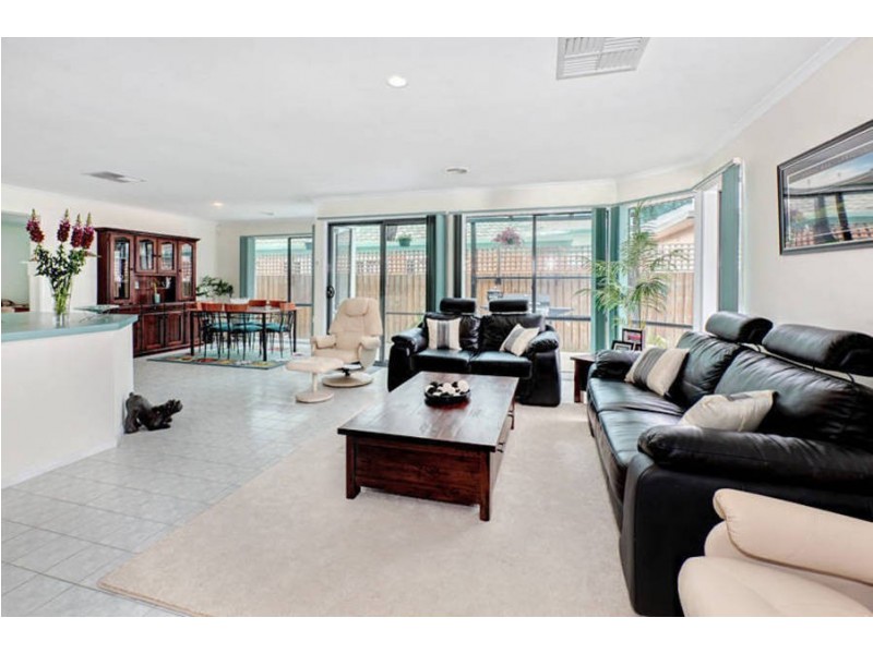 17 Kingsford Way, Roxburgh Park VIC 3064