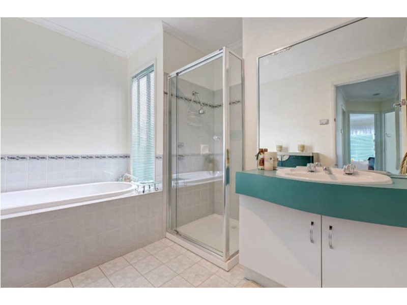 17 Kingsford Way, Roxburgh Park VIC 3064