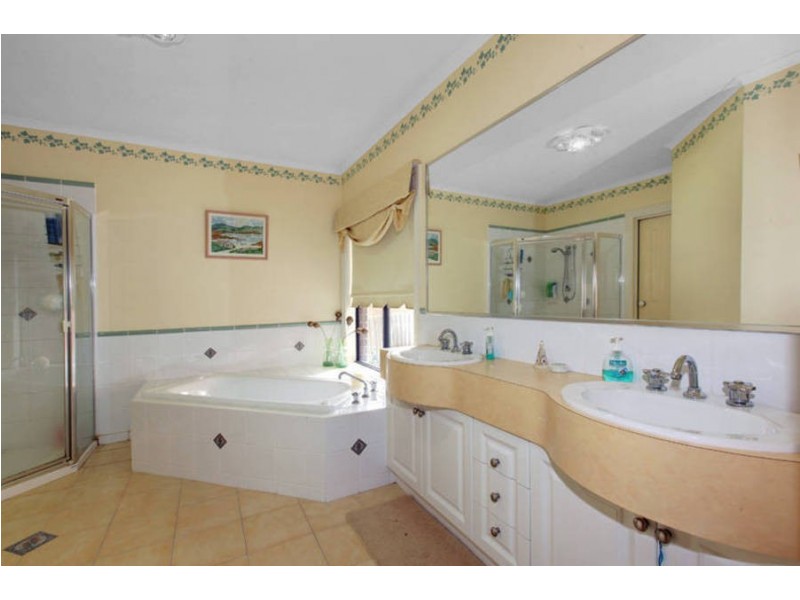 4 Lambert Place, Roxburgh Park VIC 3064