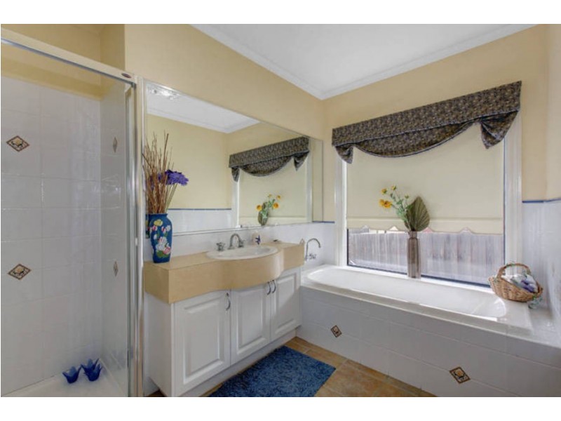 4 Lambert Place, Roxburgh Park VIC 3064