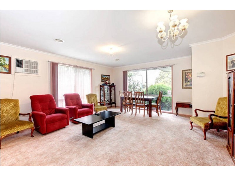 95 Rossiter Avenue, Roxburgh Park VIC 3064