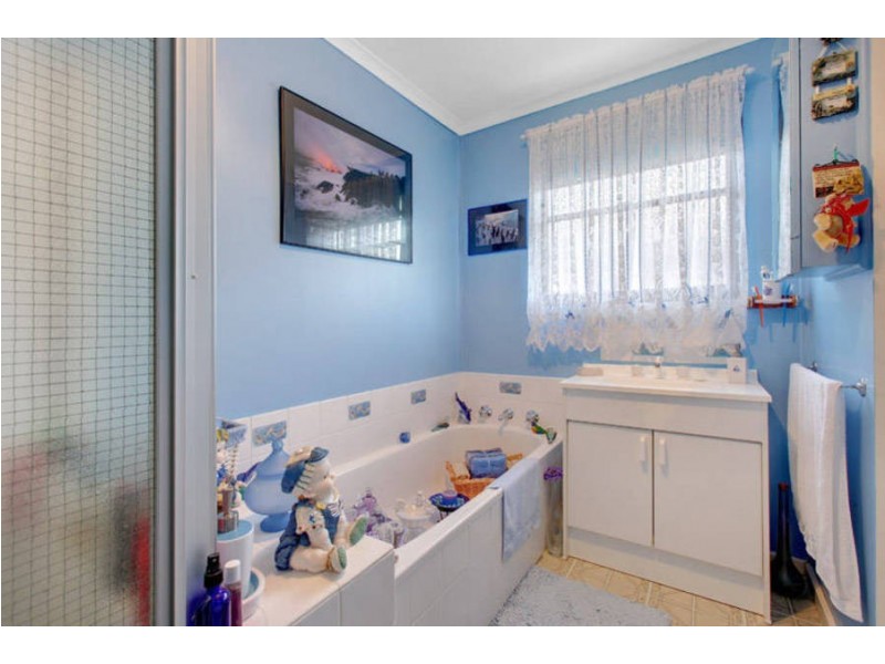 2 Canadian Court, Meadow Heights VIC 3048