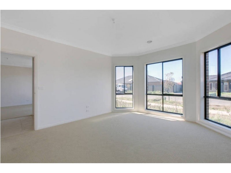 19 Fairhaven Blvd, Craigieburn VIC 3064