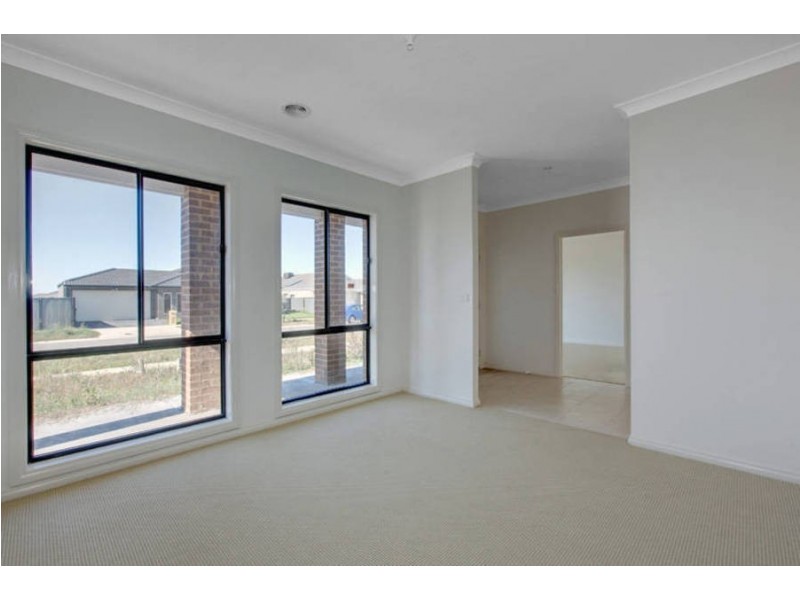 19 Fairhaven Blvd, Craigieburn VIC 3064