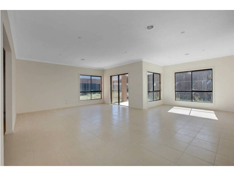 19 Fairhaven Blvd, Craigieburn VIC 3064