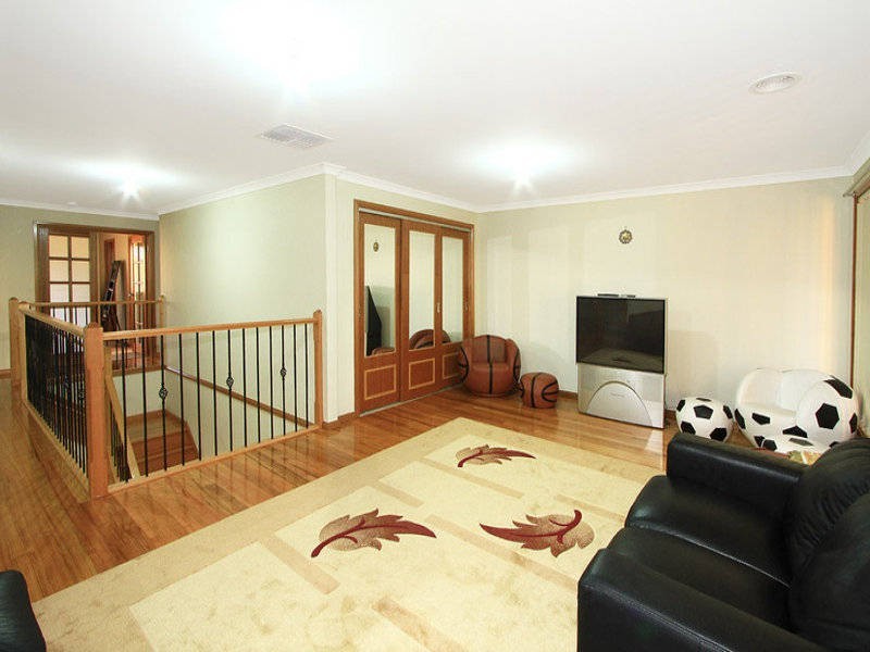 8 Inverie Court, Greenvale VIC 3059