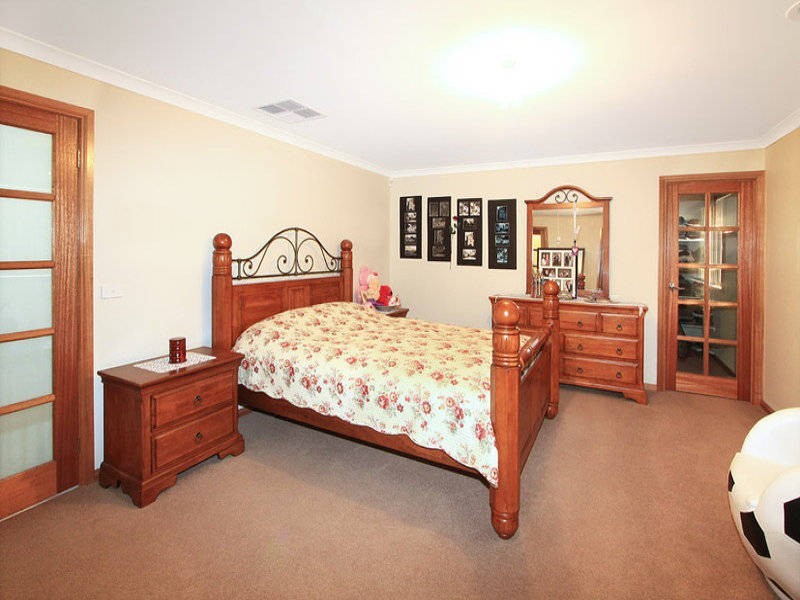 8 Inverie Court, Greenvale VIC 3059