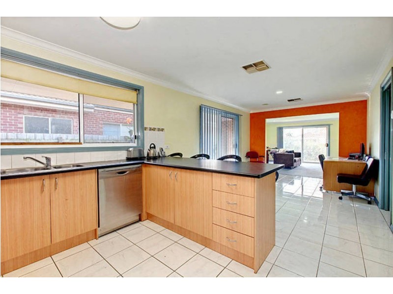 6 Hynes Place, Roxburgh Park VIC 3064