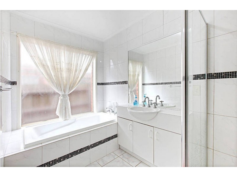 17 Thurmand Court, Roxburgh Park VIC 3064