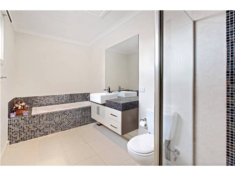 2 Ravenwoods Way, Craigieburn VIC 3064