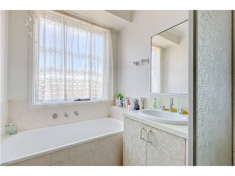 32 Cassinia Crescent, Meadow Heights VIC 3048