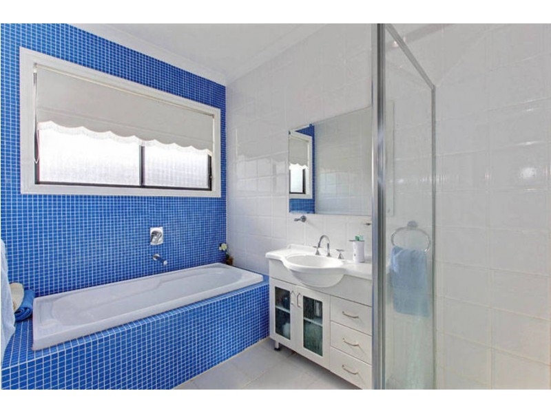 16 Hayfield Road, Roxburgh Park VIC 3064