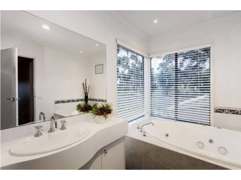 8 Castlehill Avenue, Greenvale VIC 3059