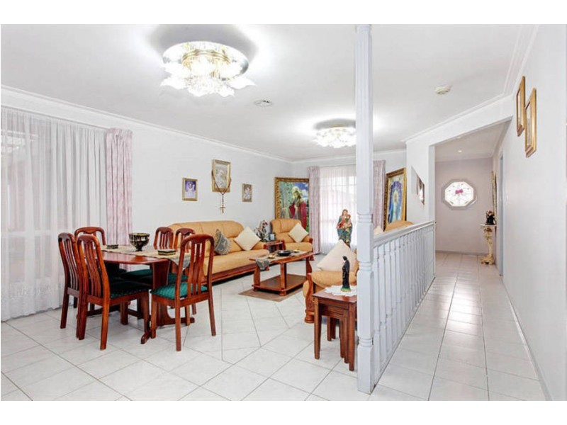 3 Wintle Close, Roxburgh Park VIC 3064