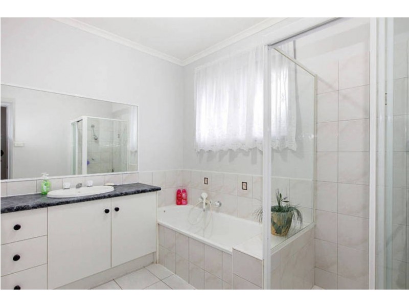 3 Wintle Close, Roxburgh Park VIC 3064