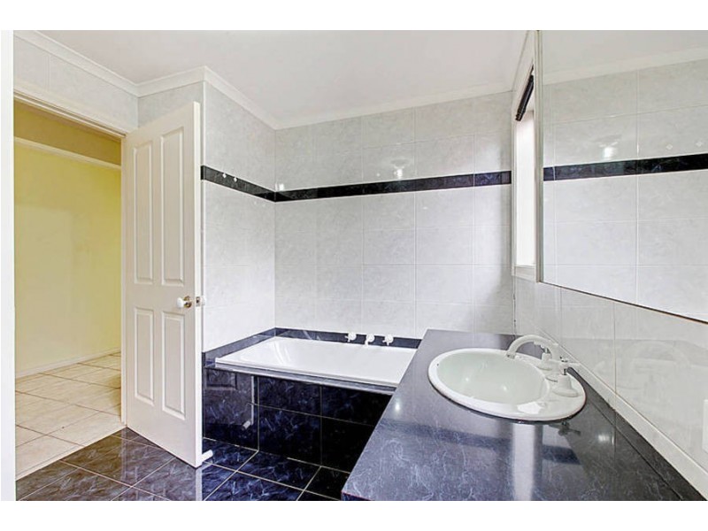 8 Tolson Court, Roxburgh Park VIC 3064