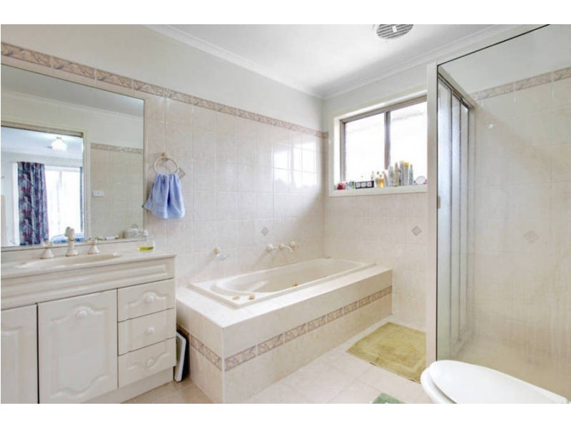 8 Hawker Avenue, Roxburgh Park VIC 3064