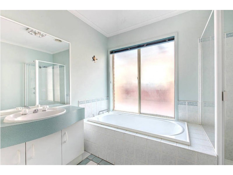 13 Sherwin Place, Roxburgh Park VIC 3064