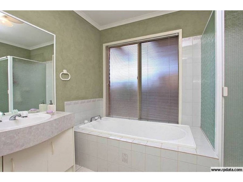 21 Baynton Crescent, Roxburgh Park VIC 3064