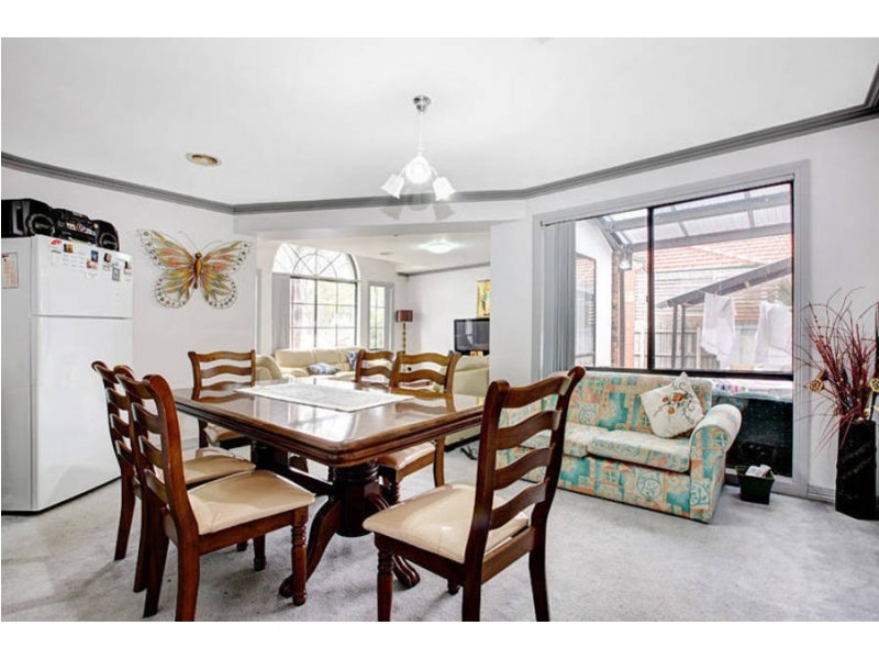 4 Almands Avenue, Roxburgh Park VIC 3064