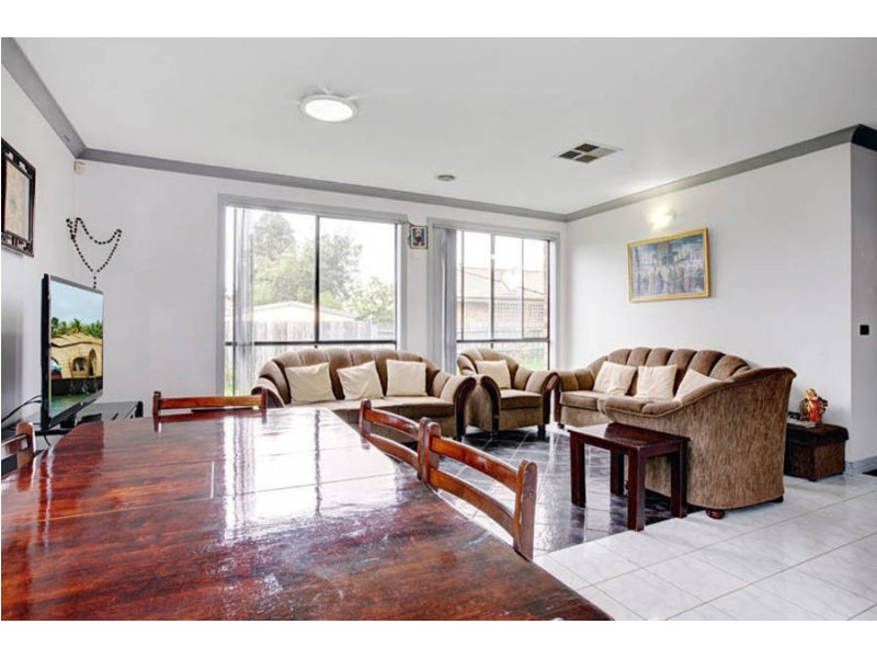 4 Almands Avenue, Roxburgh Park VIC 3064