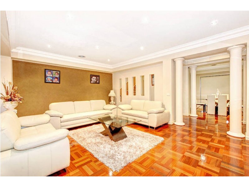 17 Santa Cruz Boulevard, Roxburgh Park VIC 3064