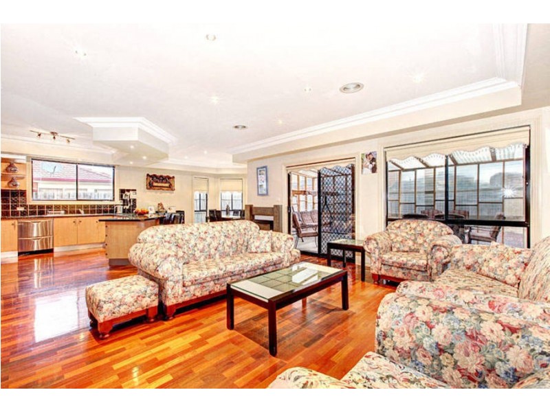 17 Santa Cruz Boulevard, Roxburgh Park VIC 3064