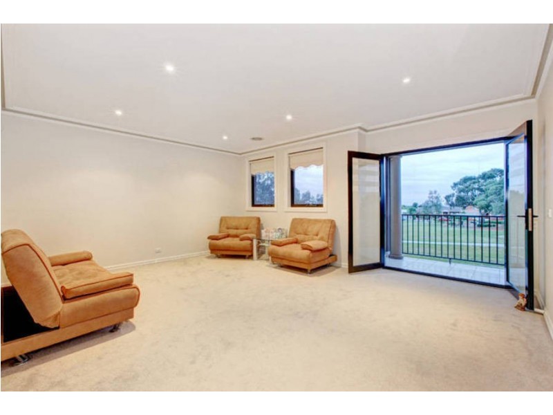 17 Santa Cruz Boulevard, Roxburgh Park VIC 3064