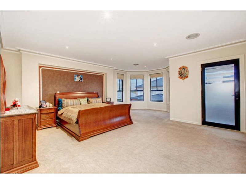 17 Santa Cruz Boulevard, Roxburgh Park VIC 3064