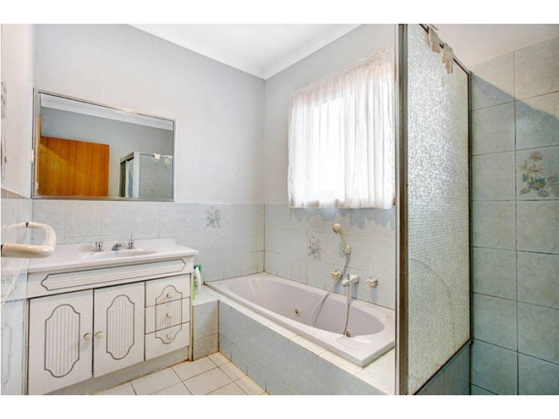 35 Pinnaroo Circuit, Meadow Heights VIC 3048