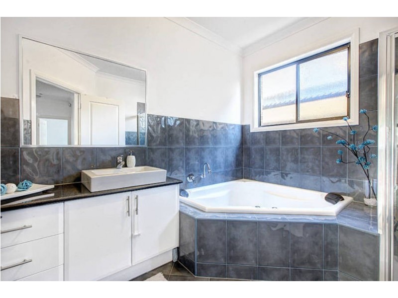 19 Coronet Avenue, Roxburgh Park VIC 3064