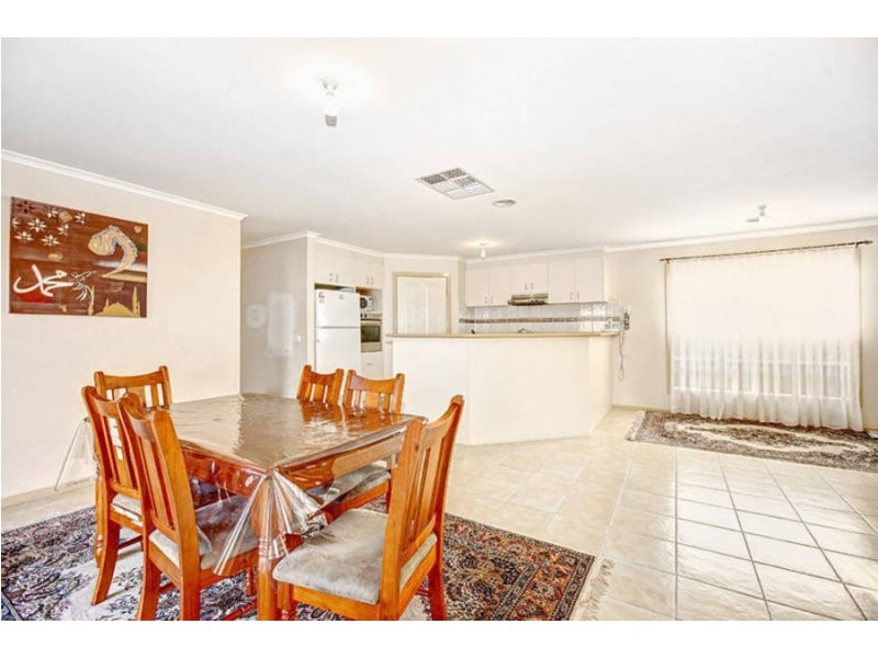 19 Garonne Circuit, Roxburgh Park VIC 3064