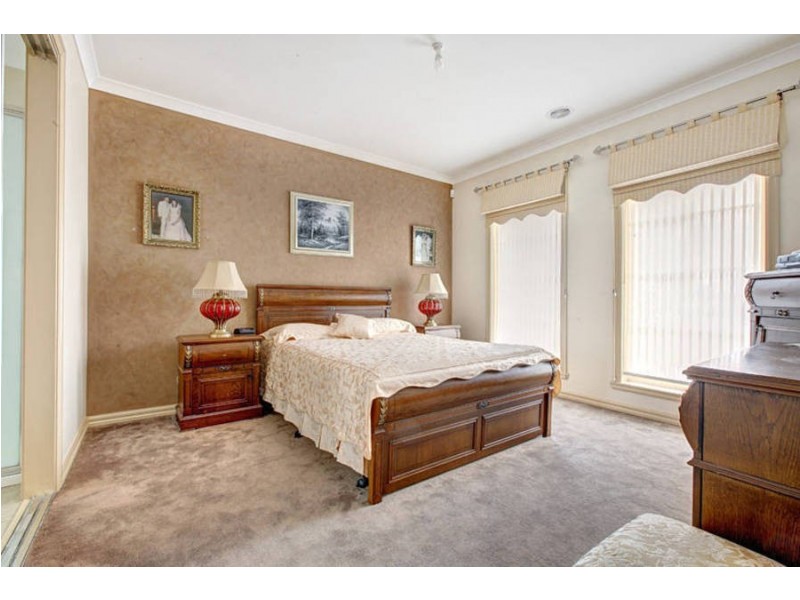 8 Fairview Drive, Roxburgh Park VIC 3064