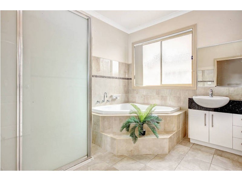 8 Fairview Drive, Roxburgh Park VIC 3064