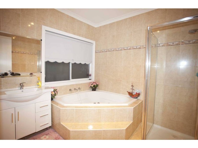 24 Lockwood Crescent, Roxburgh Park VIC 3064