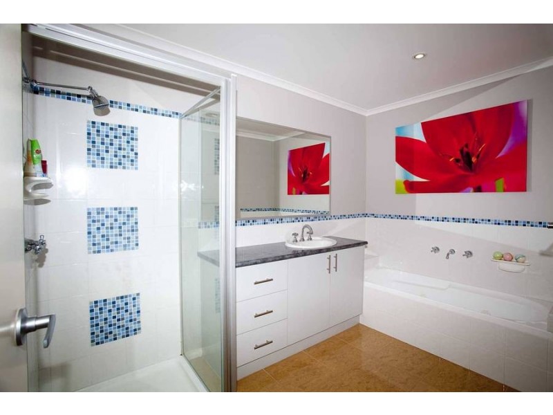 4 Parer Way, Roxburgh Park VIC 3064