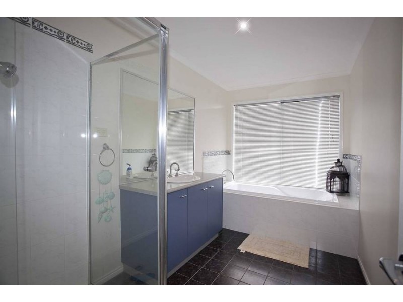 16 Wild Crescent, Roxburgh Park VIC 3064