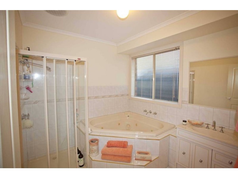 13 Herring Court, Roxburgh Park VIC 3064