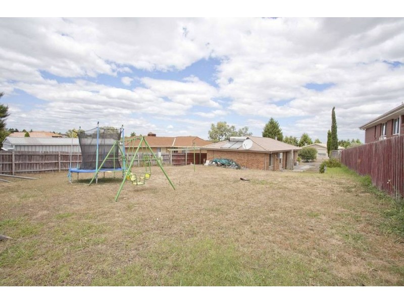 8 Themeda Court, Meadow Heights VIC 3048