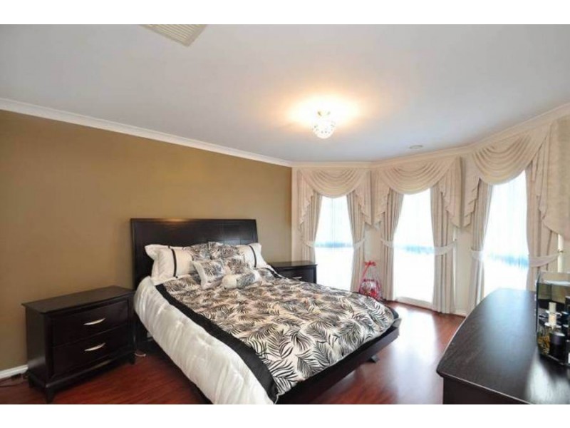 4 Esla Avenue, Roxburgh Park VIC 3064