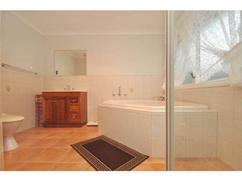 4 Esla Avenue, Roxburgh Park VIC 3064