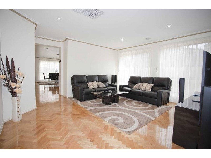 7 Brushwood Circuit, Roxburgh Park VIC 3064