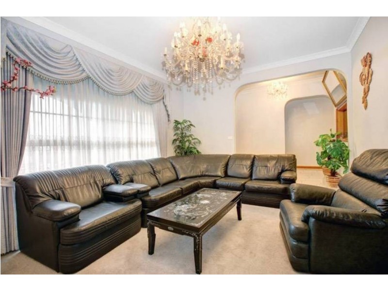 35 Pinnaroo Circuit, Meadow Heights VIC 3048