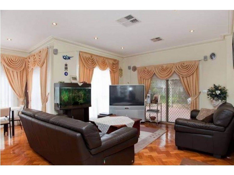 8 Hunter Avenue, Roxburgh Park VIC 3064