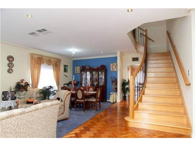 8 Hunter Avenue, Roxburgh Park VIC 3064